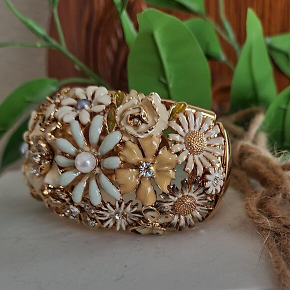 Kenneth Jay Lane Garden Party Bracelet - Picture 5 of 9